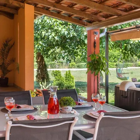Nice In Valbandon With 2 Bedrooms, Jacuzzi And Wifi
