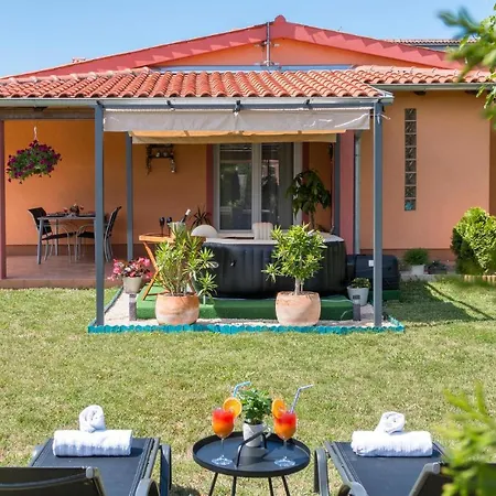 Nyaraló Nice In Valbandon With 2 Bedrooms, Jacuzzi And Wifi