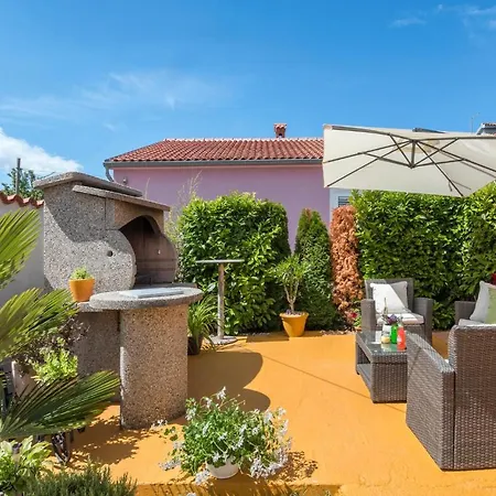 Semesterbostad Nice In Valbandon With 2 Bedrooms, Jacuzzi And Wifi *