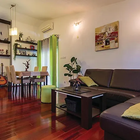 Nice In Valbandon With 2 Bedrooms, Jacuzzi And Wifi Štinjan