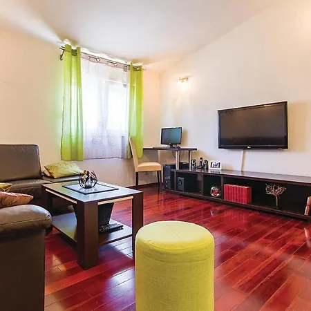 Nice In Valbandon With 2 Bedrooms, Jacuzzi And Wifi