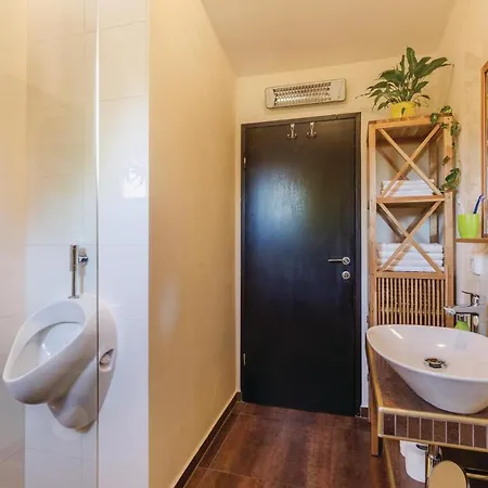 Nice In Valbandon With 2 Bedrooms, Jacuzzi And Wifi * Štinjan