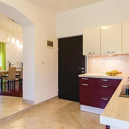 Nice In Valbandon With 2 Bedrooms, Jacuzzi And Wifi * Štinjan