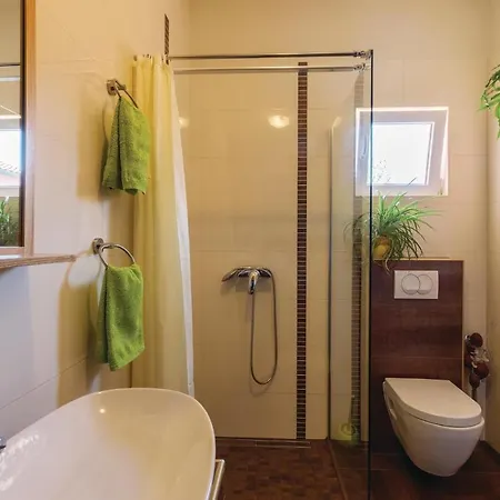 Nice In Valbandon With 2 Bedrooms, Jacuzzi And Wifi * Štinjan