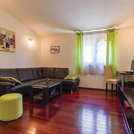 Nice In Valbandon With 2 Bedrooms, Jacuzzi And Wifi Nyaraló Štinjan