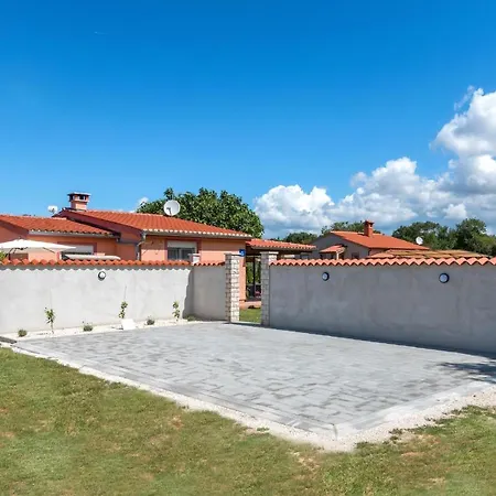 Nice In Valbandon With 2 Bedrooms, Jacuzzi And Wifi * Štinjan