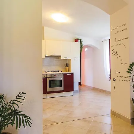Nice In Valbandon With 2 Bedrooms, Jacuzzi And Wifi * Štinjan