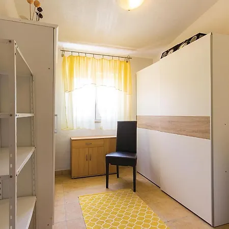 Semesterbostad Nice In Valbandon With 2 Bedrooms, Jacuzzi And Wifi Štinjan