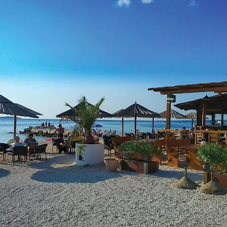 Nice In Valbandon With 2 Bedrooms, Jacuzzi And Wifi * Štinjan