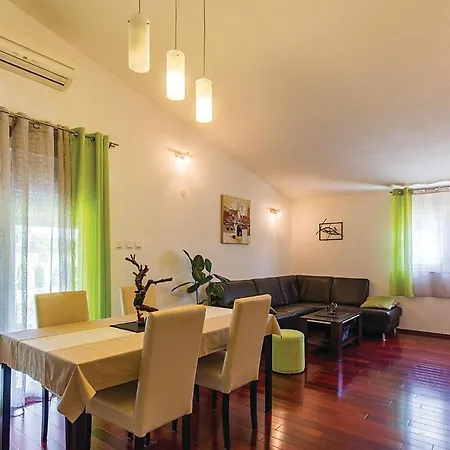 Nyaraló Nice In Valbandon With 2 Bedrooms, Jacuzzi And Wifi