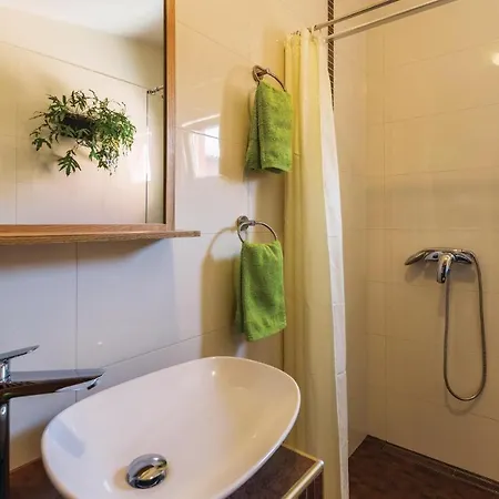 Nice In Valbandon With 2 Bedrooms, Jacuzzi And Wifi Semesterbostad Štinjan