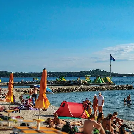 Nice In Valbandon With 2 Bedrooms, Jacuzzi And Wifi Semesterbostad