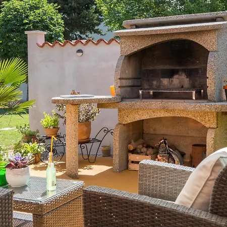 Nice In Valbandon With 2 Bedrooms, Jacuzzi And Wifi * Štinjan