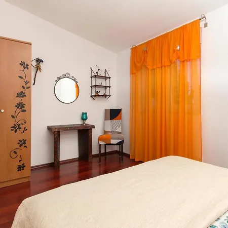 Nice In Valbandon With 2 Bedrooms, Jacuzzi And Wifi