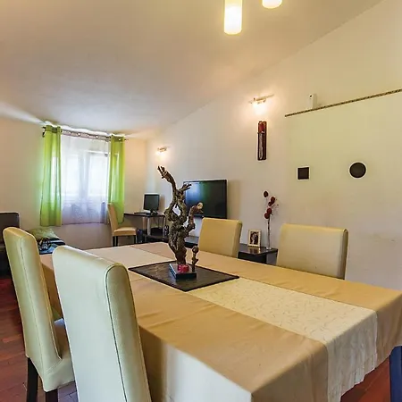 Nice In Valbandon With 2 Bedrooms, Jacuzzi And Wifi * Štinjan
